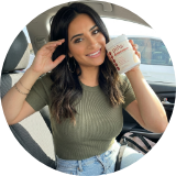 Happy customer with Piña+ bottle