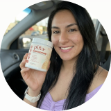 Happy customer with Piña+ bottle