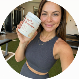 Happy customer with Piña+ bottle