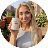 Happy customer with Piña+ bottle